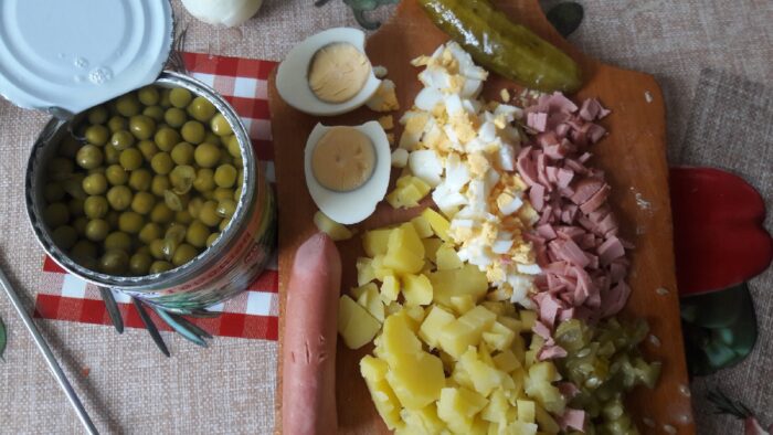 Se taie in cubulete mici cartofii, ouale