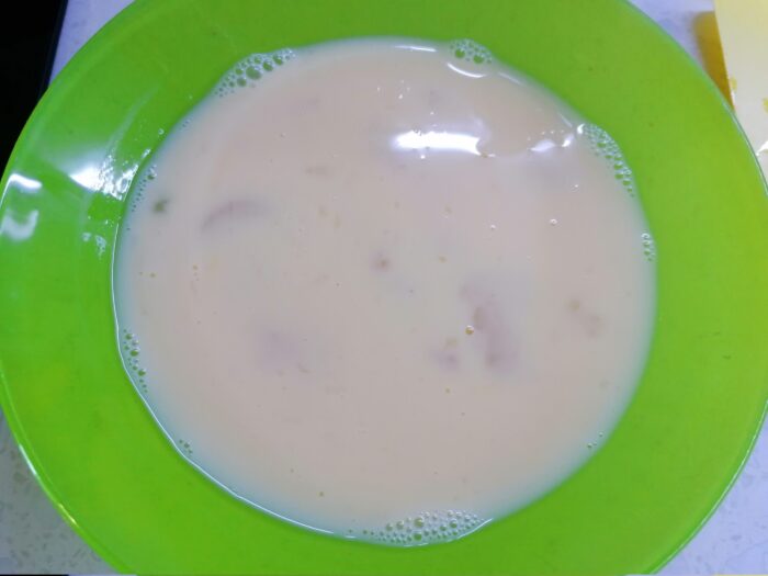 Яйца разбиваем в глубокую тарелку