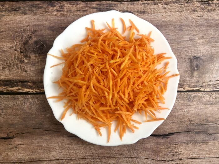 Очищенную морковь натереть