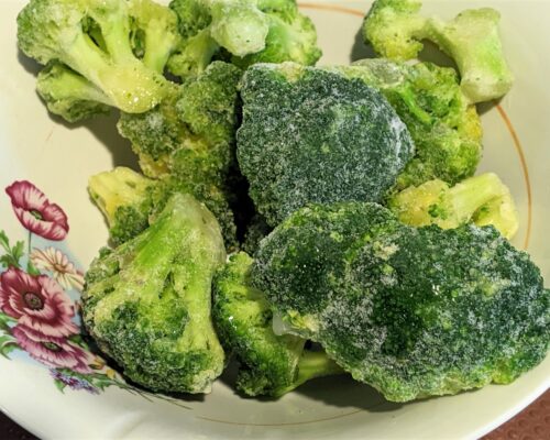 Брокколи, не размораживая, бросаем в подсоленный кипяток
