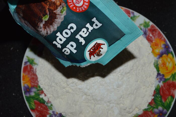 Смешайте разрыхлитель с мукой