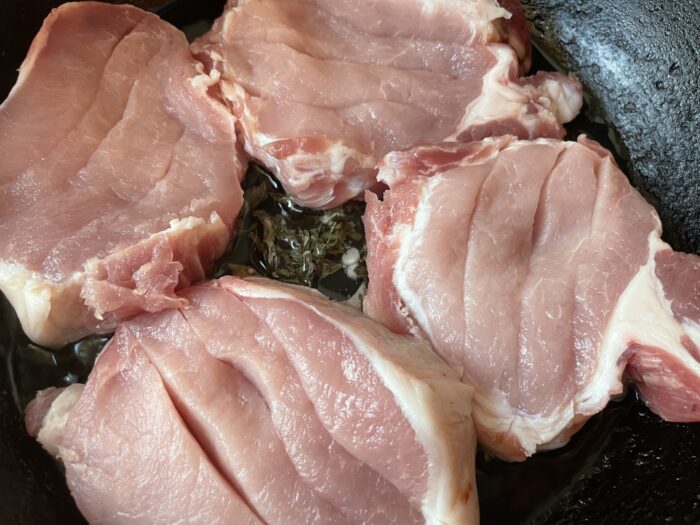 Положить крупные мясные кусочки