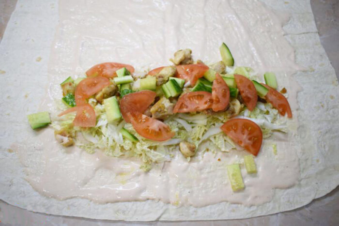 Apoi, puneți legumele și puiul prăjit pe marginea lavasulu