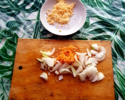 лук нашинковать кубиками