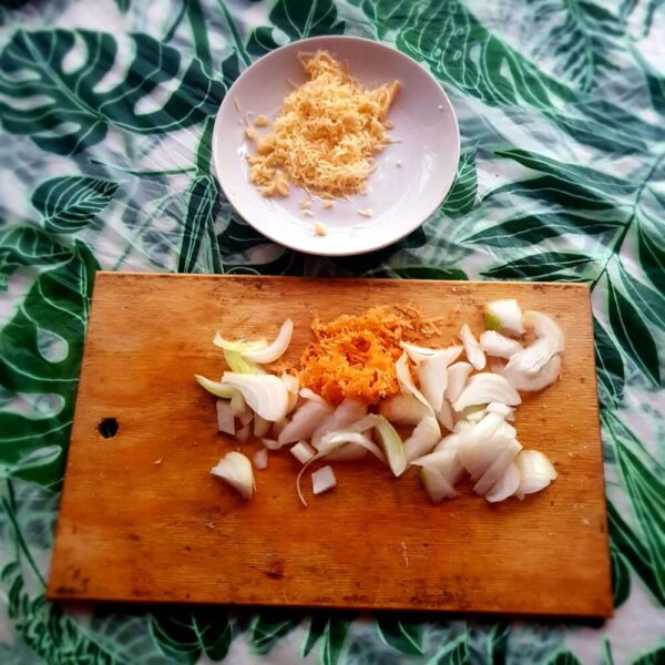 лук нашинковать кубиками