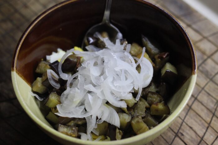 Pour the cooled eggplants and dried marinated onions