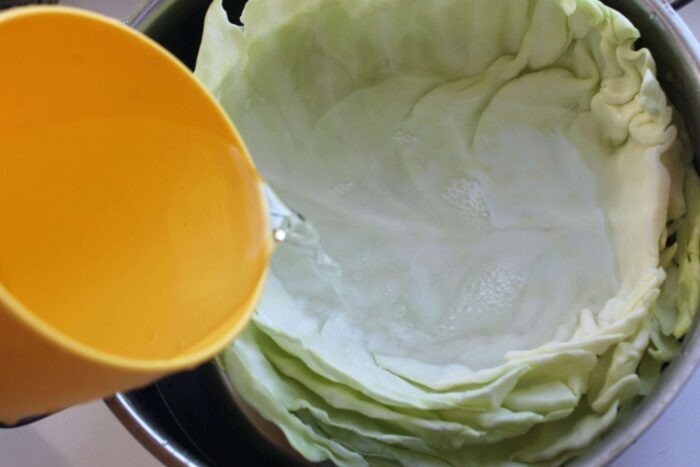 Totodata am pus si o cratita cu frunze de varza umplute cu apa