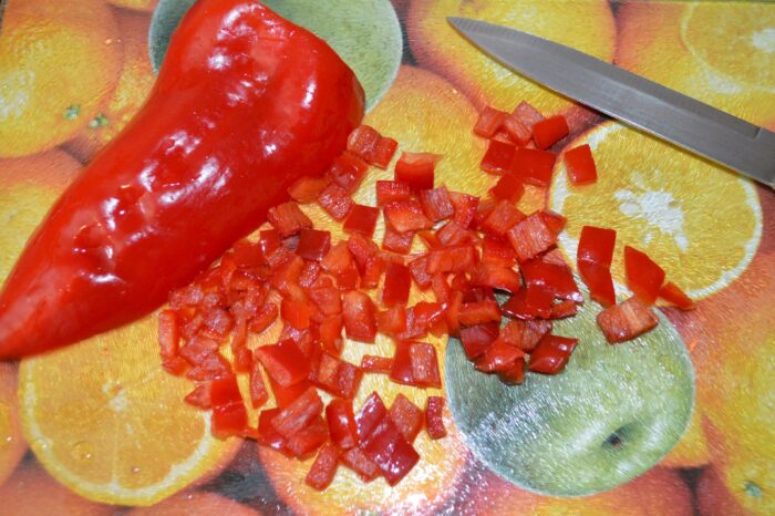 Cut the pepper into small cubes