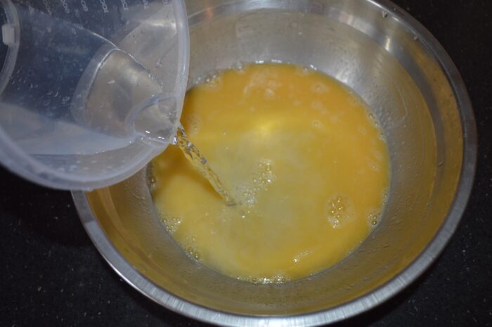 Добавьте воду и перемешайте