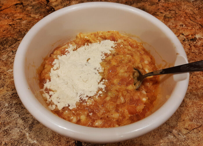 Se amestecă făina în amestecul de cotlet