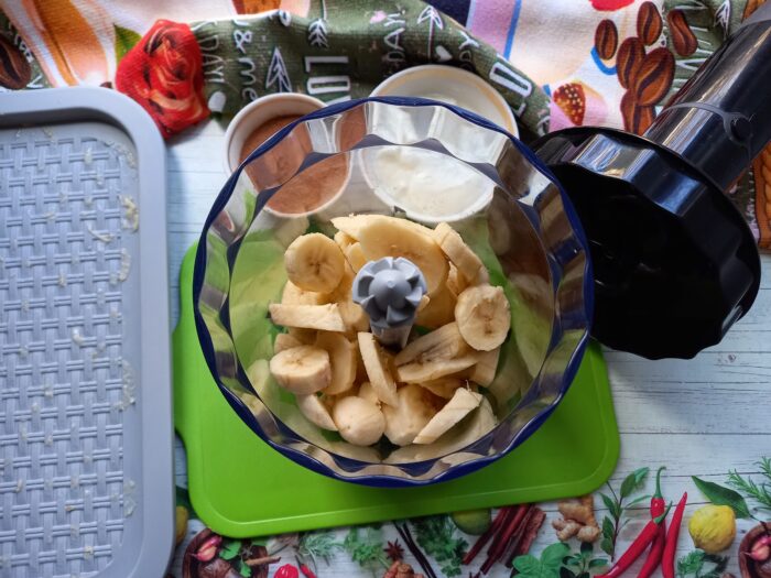 Place the frozen banana slices in the blender