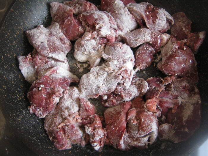 se pune ficatul și se acoperă cu capacul