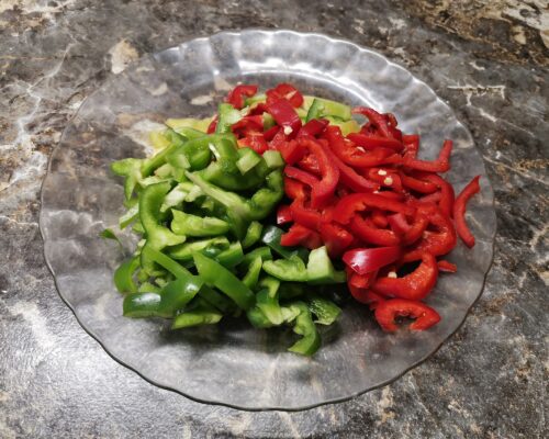 Peel the seeds and cut the sweet peppers