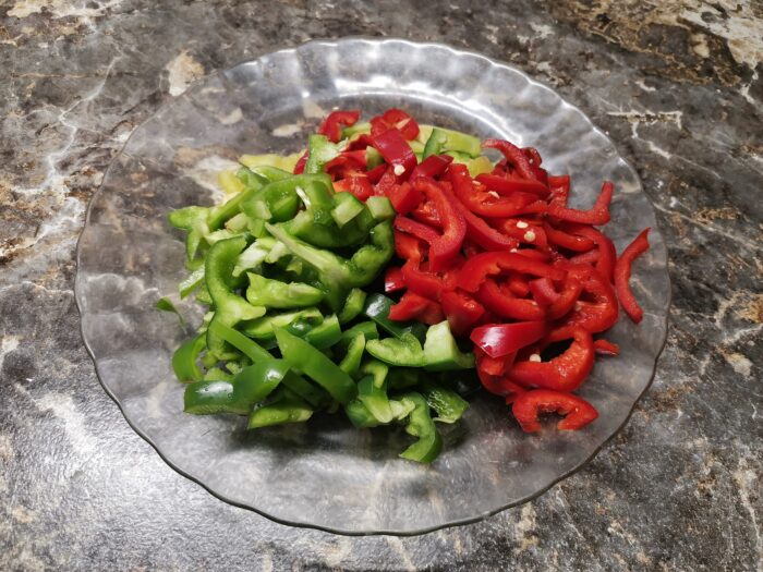 Peel the seeds and cut the sweet peppers