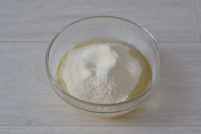 Просеиваем в чашу муку