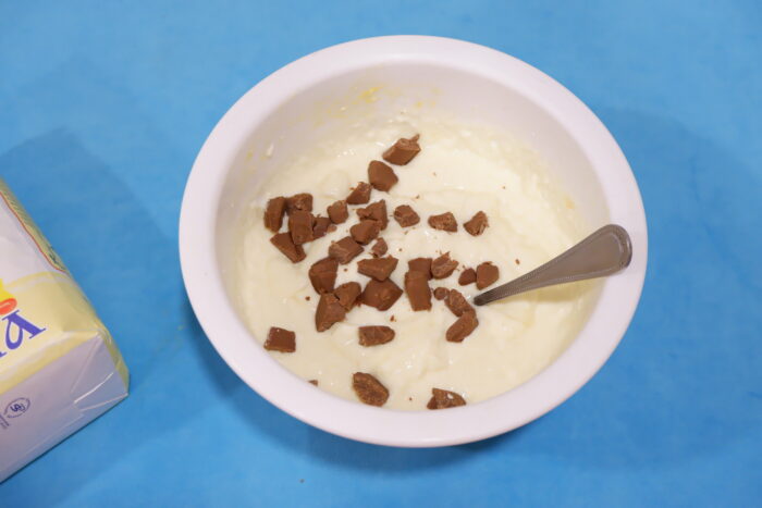 Adaugati bucatile de ciocolata in aluat