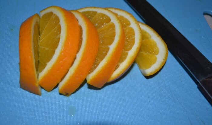 Оставшуюся часть апельсина порезать на крупные дольки
