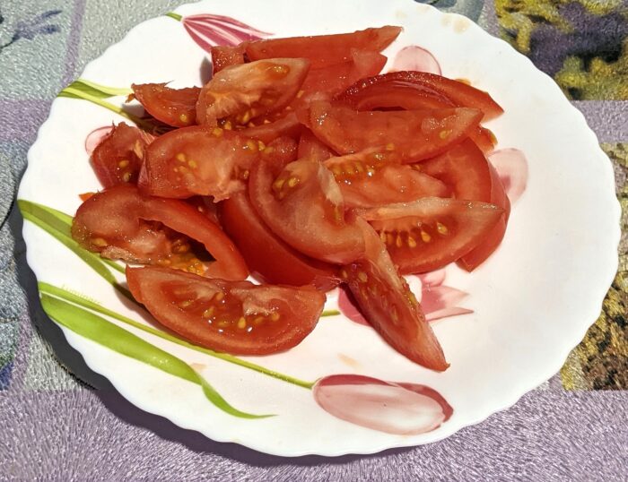 Cut the tomatoes into slices