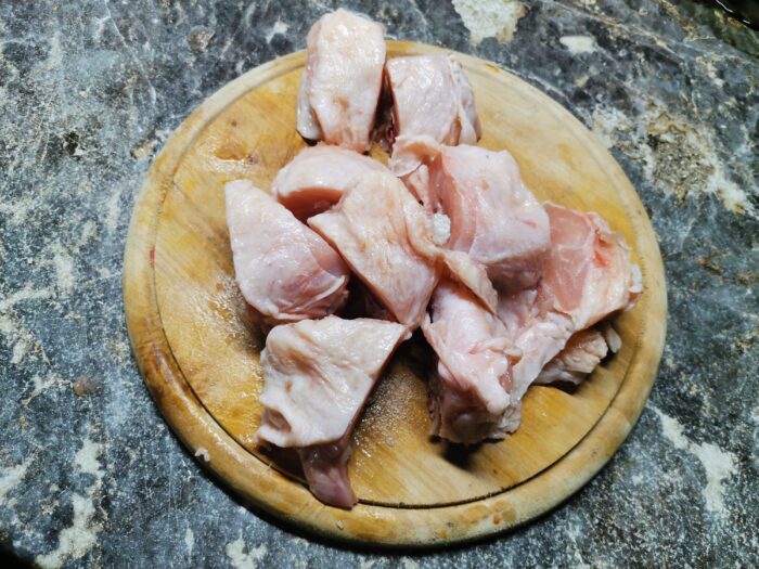 Tăiați puiul în bucăți mari