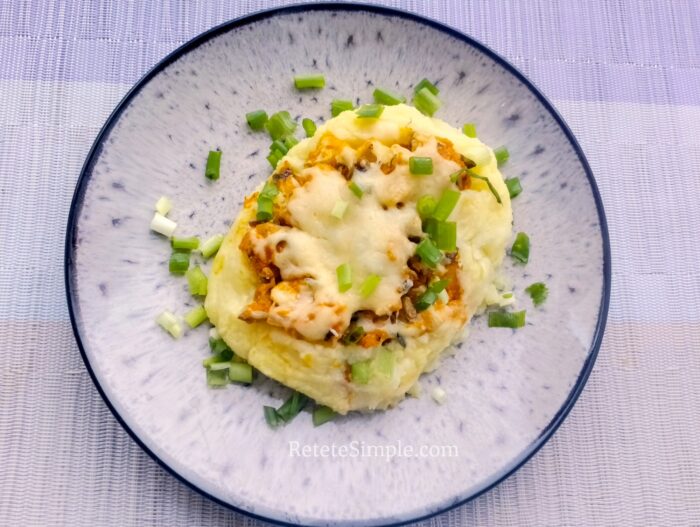 cuiburi servite pe farfurie festiva cu verdeata