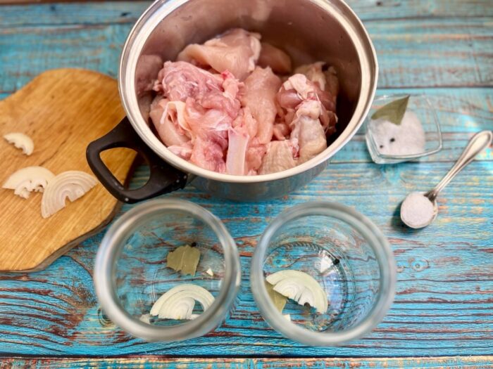 На дно предварительно простерилизованной банки положить по кусочку лаврового листа