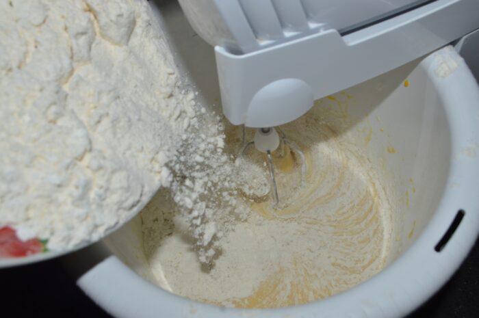 Затем влейте в смесь и перемешайте