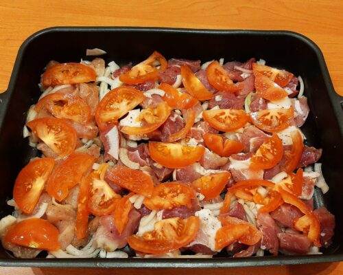 The next layer will be chopped tomatoes