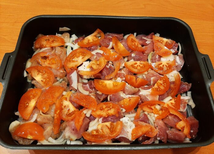 The next layer will be chopped tomatoes