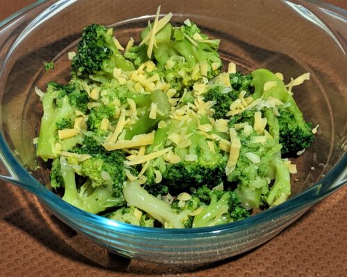 puneți broccoli într-o formă termorezistentă
