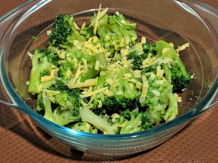 puneți broccoli într-o formă termorezistentă