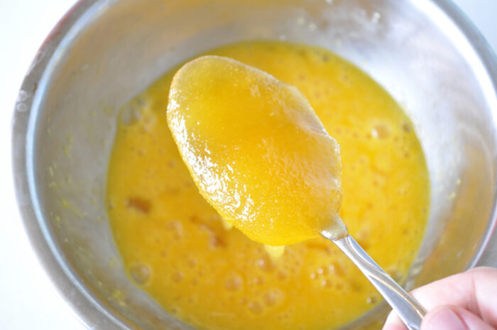 В большую миску вобьем яйца