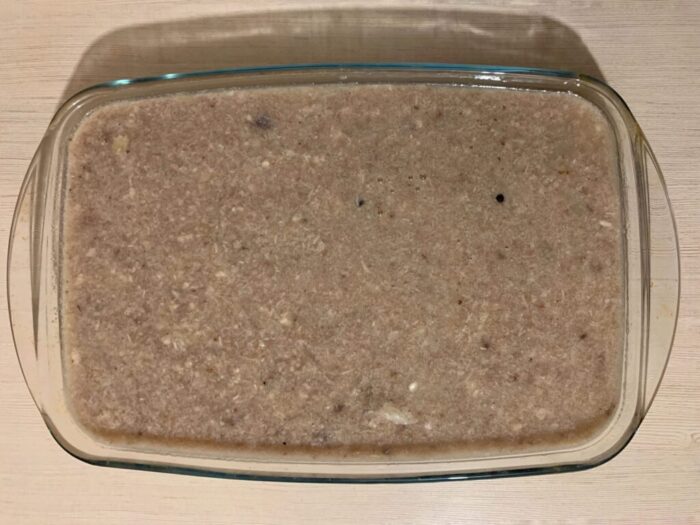 Форму с холодцом оставляем в холодном месте