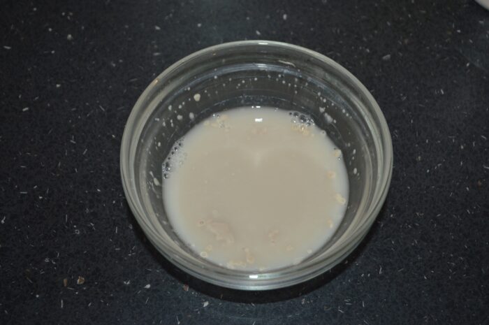 Смешайте дрожжи с небольшим количеством теплой воды