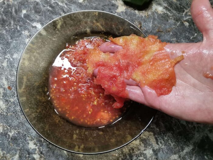 Свежие помидоры измельчаем на терке или в блендере