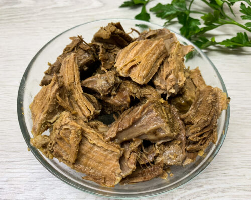 Мясо вынимаем из бульона