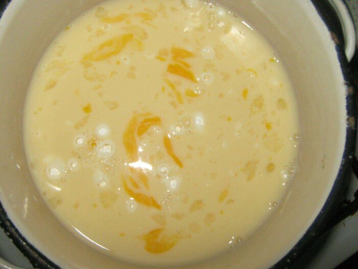 Добавляем сахар и крахмал