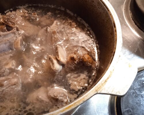 Put the ribs into a cauldron and pour water