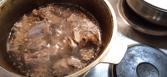 Put the ribs into a cauldron and pour water