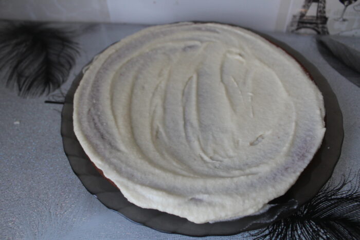 Перед тем, как смазать первый корж