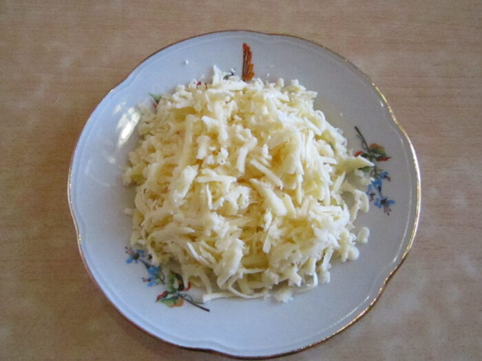 Radeti cascavalul pe o razatoare