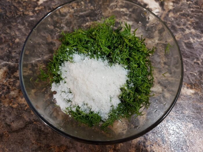 punem intr-un vas si adaugam sare