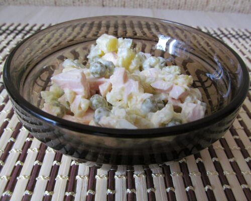 salata olivier servita intr-o farfurie