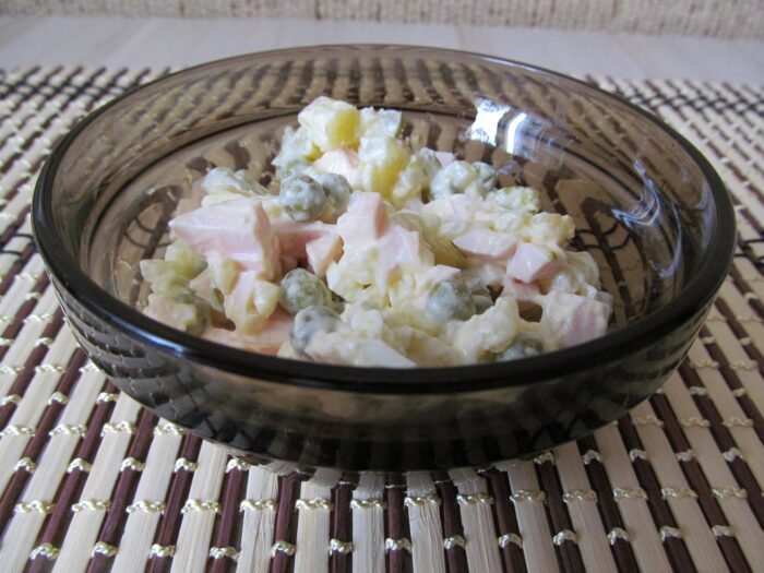 salata olivier servita intr-o farfurie