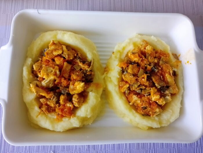 Umpleti cuiburile cu umplutura obtinuta din ciuperci si carne de pui