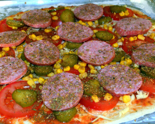 Ultimul ingredient este cârnații tăiați felii