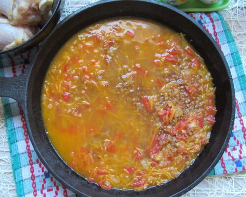 Turnati apa (sau bulion) peste hrisca si legume