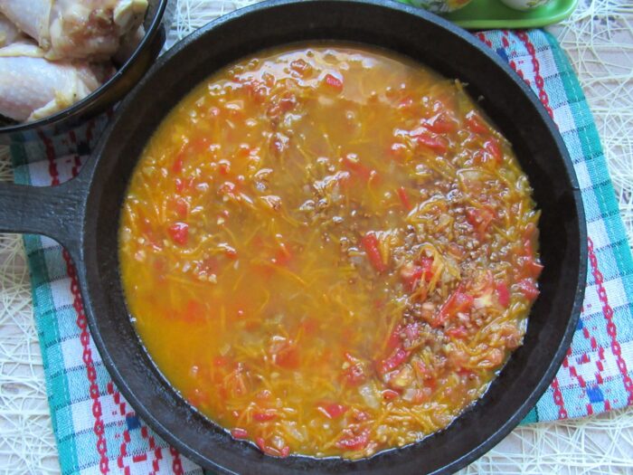 Turnati apa (sau bulion) peste hrisca si legume