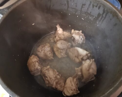 Se toarnă ulei vegetal într-un ceaun