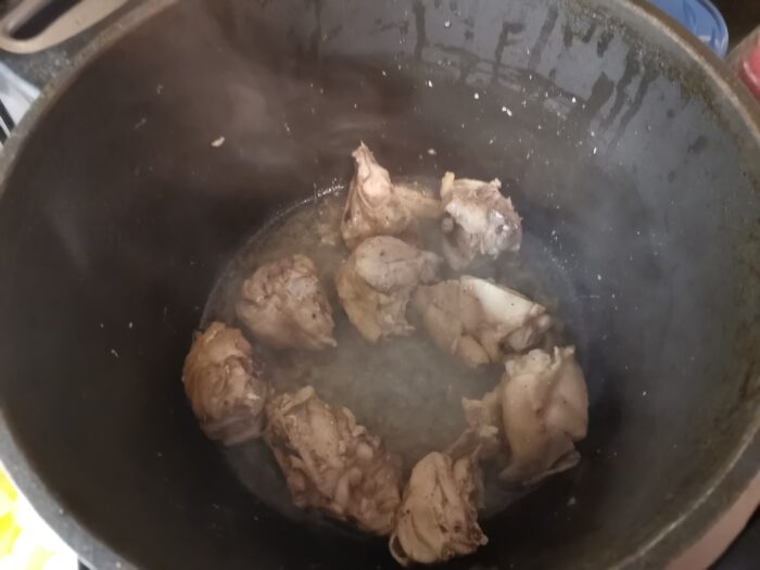 Se toarnă ulei vegetal într-un ceaun