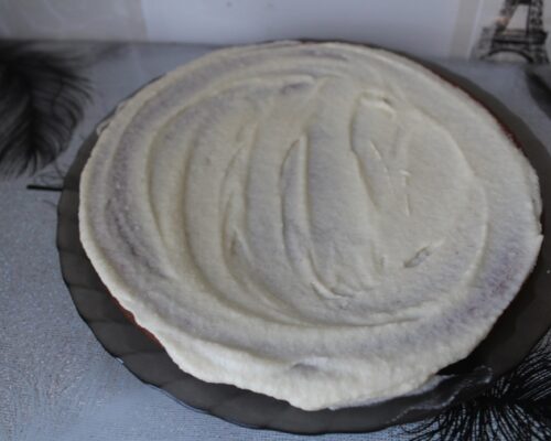 Spread the cream on the first cake layer